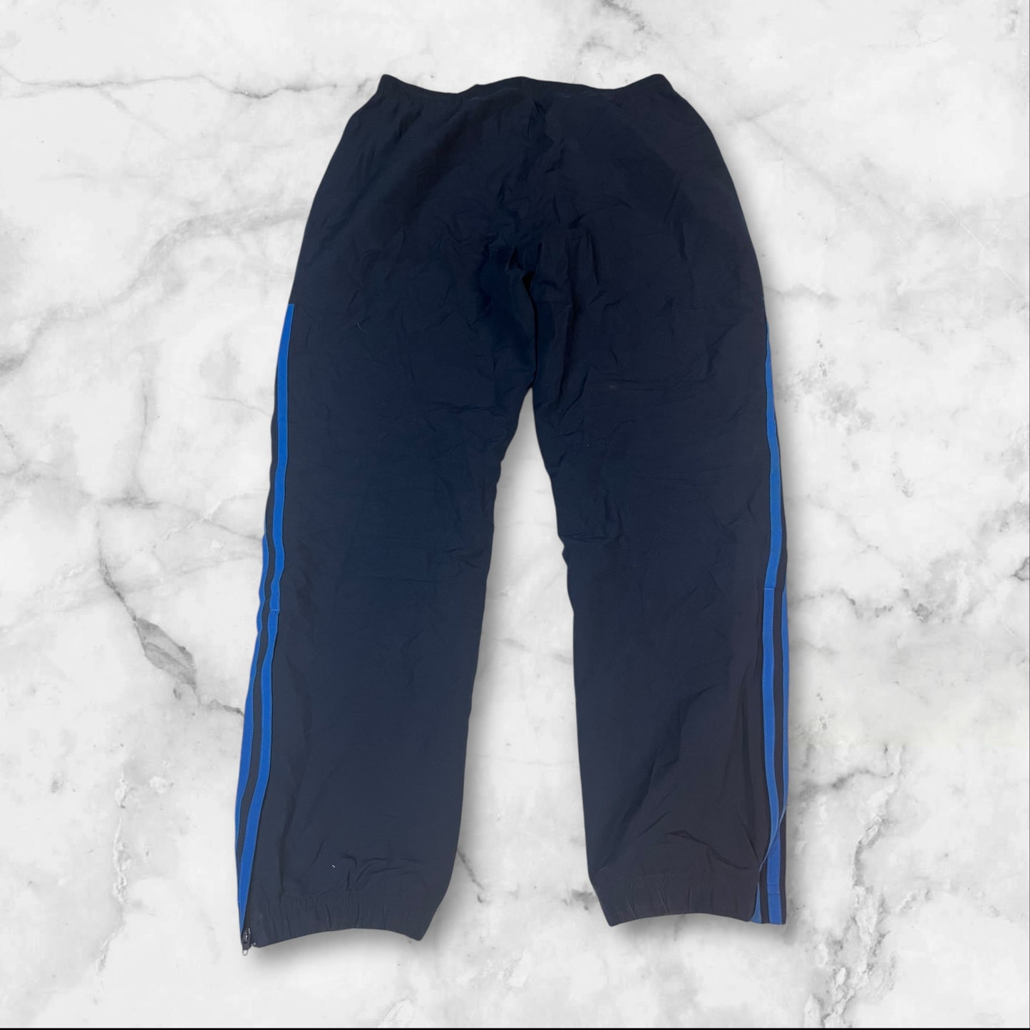 Entdecke unsere Vintage Track Pants von Nike und anderen Marken, erhältlich bei Valuxery.de - Dein Shop für trendige Vintage - Kleidung. Unsere Track Pants sind aus hochwertigen Materialien und