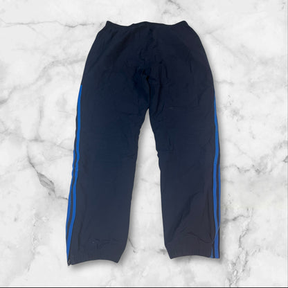 Entdecke unsere Vintage Track Pants von Nike und anderen Marken, erhältlich bei Valuxery.de - Dein Shop für trendige Vintage - Kleidung. Unsere Track Pants sind aus hochwertigen Materialien und