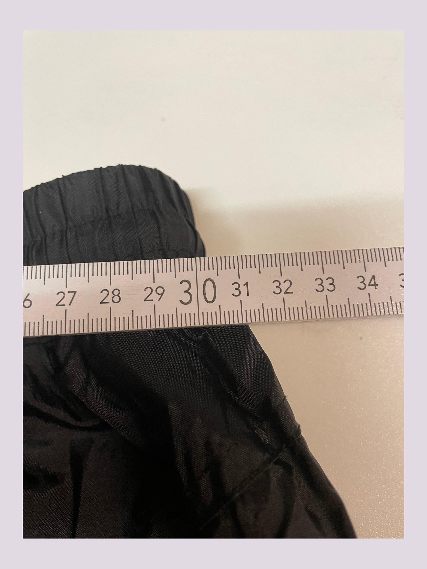 Entdecke unsere Vintage Track Pants von Nike und anderen Marken, erhältlich bei Valuxery.de - Dein Shop für trendige Vintage - Kleidung. Unsere Track Pants sind aus hochwertigen Materialien und