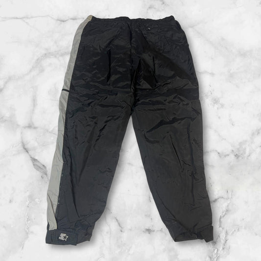 Entdecke unsere Vintage Track Pants von Nike und anderen Marken, erhältlich bei Valuxery.de - Dein Shop für trendige Vintage - Kleidung. Unsere Track Pants sind aus hochwertigen Materialien und