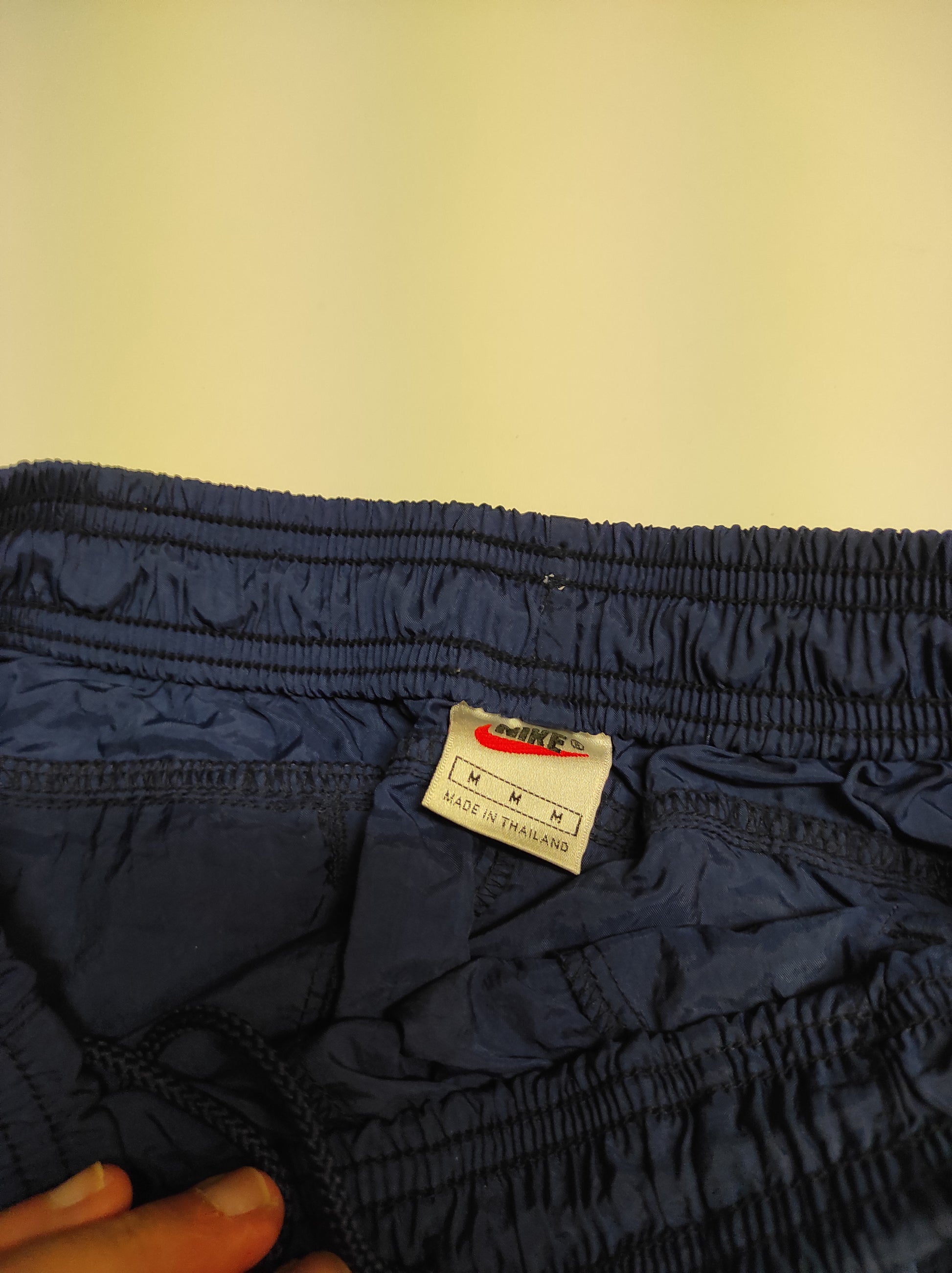 Entdecke unsere Vintage Track Pants von Nike und anderen Marken, erhältlich bei Valuxery.de - Dein Shop für trendige Vintage - Kleidung. Unsere Track Pants sind aus hochwertigen Materialien und