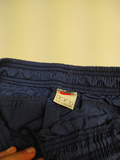 Entdecke unsere Vintage Track Pants von Nike und anderen Marken, erhältlich bei Valuxery.de - Dein Shop für trendige Vintage - Kleidung. Unsere Track Pants sind aus hochwertigen Materialien und