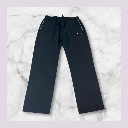 Entdecke unsere Vintage Track Pants von Nike und anderen Marken, erhältlich bei Valuxery.de - Dein Shop für trendige Vintage - Kleidung. Unsere Track Pants sind aus hochwertigen Materialien und