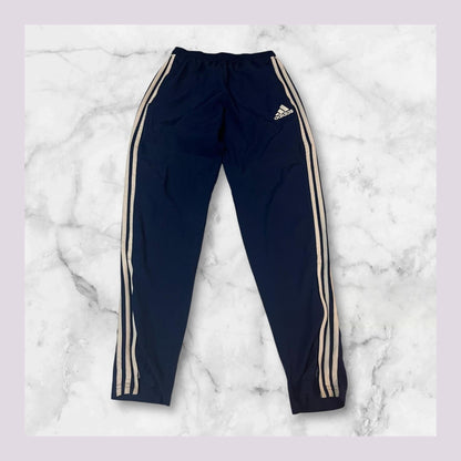 Entdecke unsere Vintage Track Pants von Nike und anderen Marken, erhältlich bei Valuxery.de - Dein Shop für trendige Vintage - Kleidung. Unsere Track Pants sind aus hochwertigen Materialien und