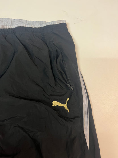 Entdecke unsere Vintage Track Pants von Nike und anderen Marken, erhältlich bei Valuxery.de - Dein Shop für trendige Vintage - Kleidung. Unsere Track Pants sind aus hochwertigen Materialien und