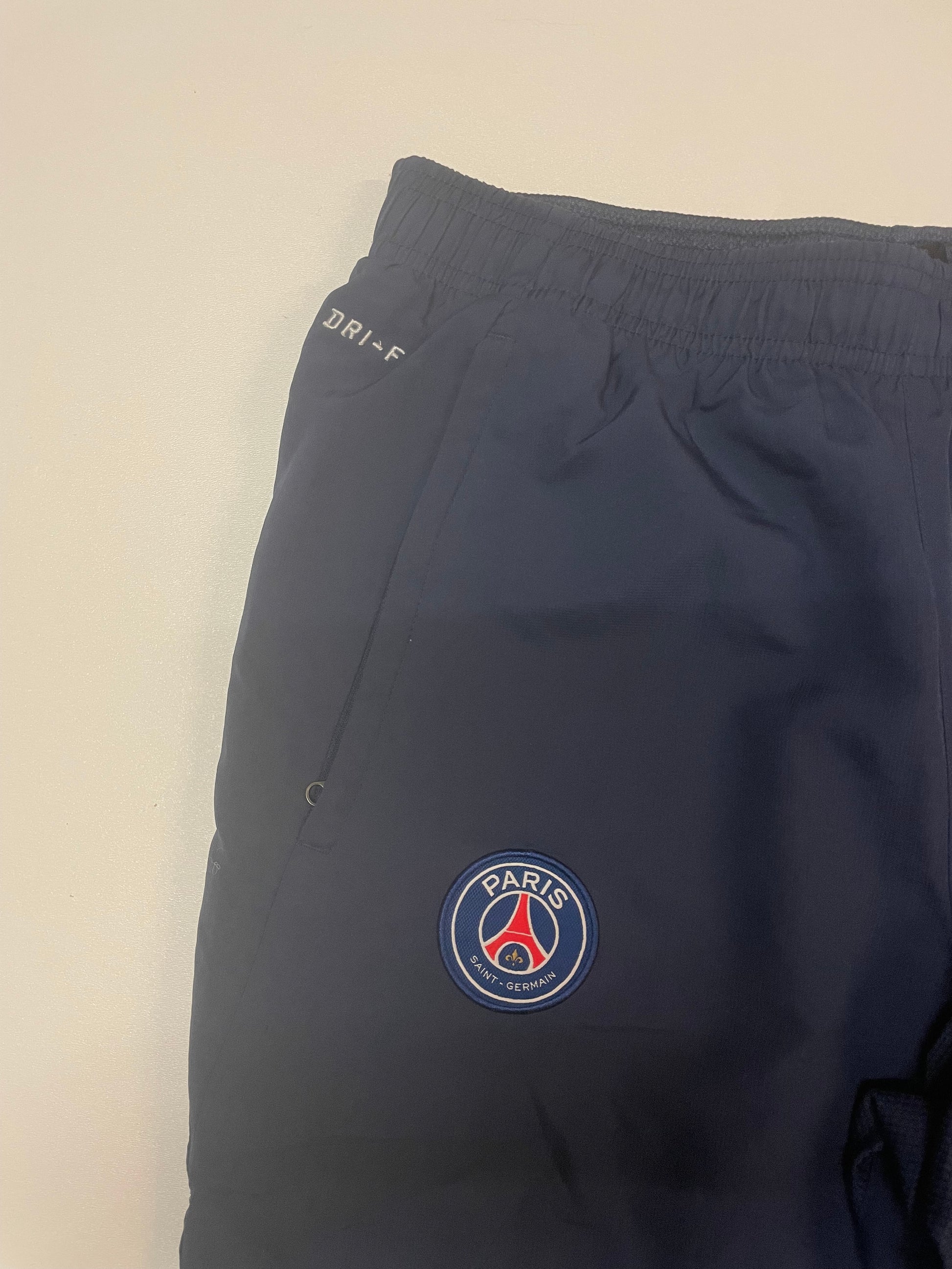 Entdecke unsere Vintage Track Pants von Nike und anderen Marken, erhältlich bei Valuxery.de - Dein Shop für trendige Vintage - Kleidung. Unsere Track Pants sind aus hochwertigen Materialien und