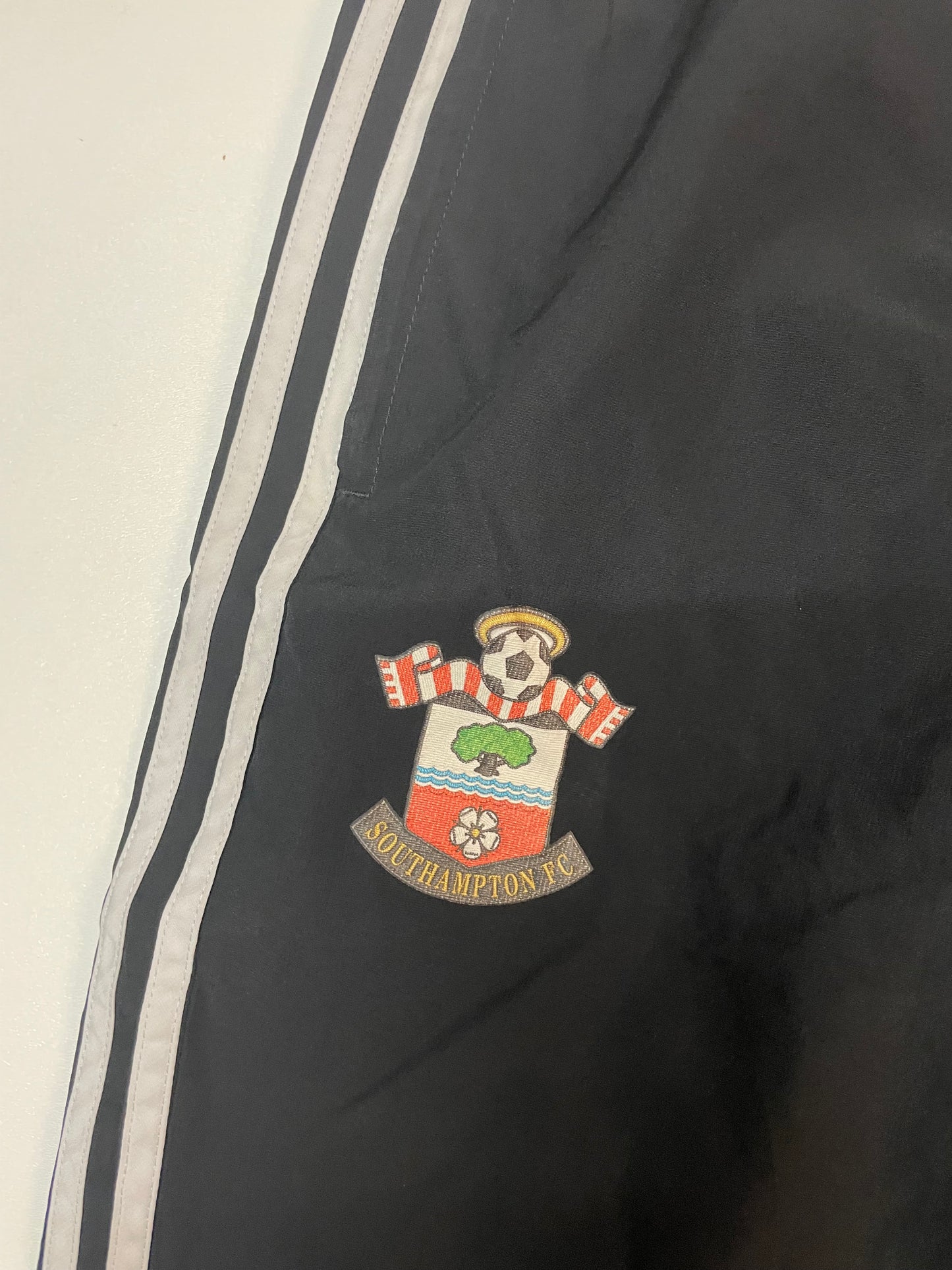 Entdecke unsere Vintage Track Pants von Nike und anderen Marken, erhältlich bei Valuxery.de - Dein Shop für trendige Vintage - Kleidung. Unsere Track Pants sind aus hochwertigen Materialien und