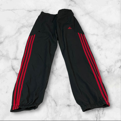 Entdecke unsere Vintage Track Pants von Nike und anderen Marken, erhältlich bei Valuxery.de - Dein Shop für trendige Vintage - Kleidung. Unsere Track Pants sind aus hochwertigen Materialien und