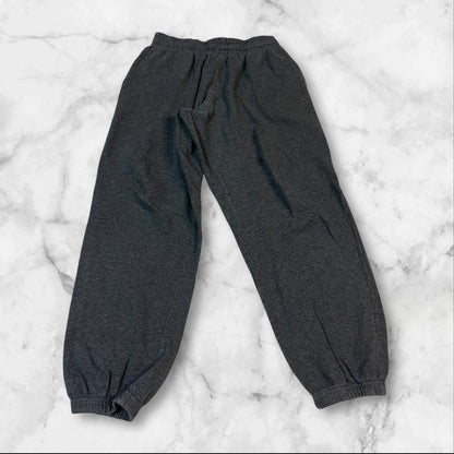 Entdecke unsere Vintage Track Pants von Nike und anderen Marken, erhältlich bei Valuxery.de - Dein Shop für trendige Vintage - Kleidung. Unsere Track Pants sind aus hochwertigen Materialien und
