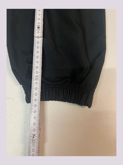 Entdecke unsere Vintage Track Pants von Nike und anderen Marken, erhältlich bei Valuxery.de - Dein Shop für trendige Vintage - Kleidung. Unsere Track Pants sind aus hochwertigen Materialien und