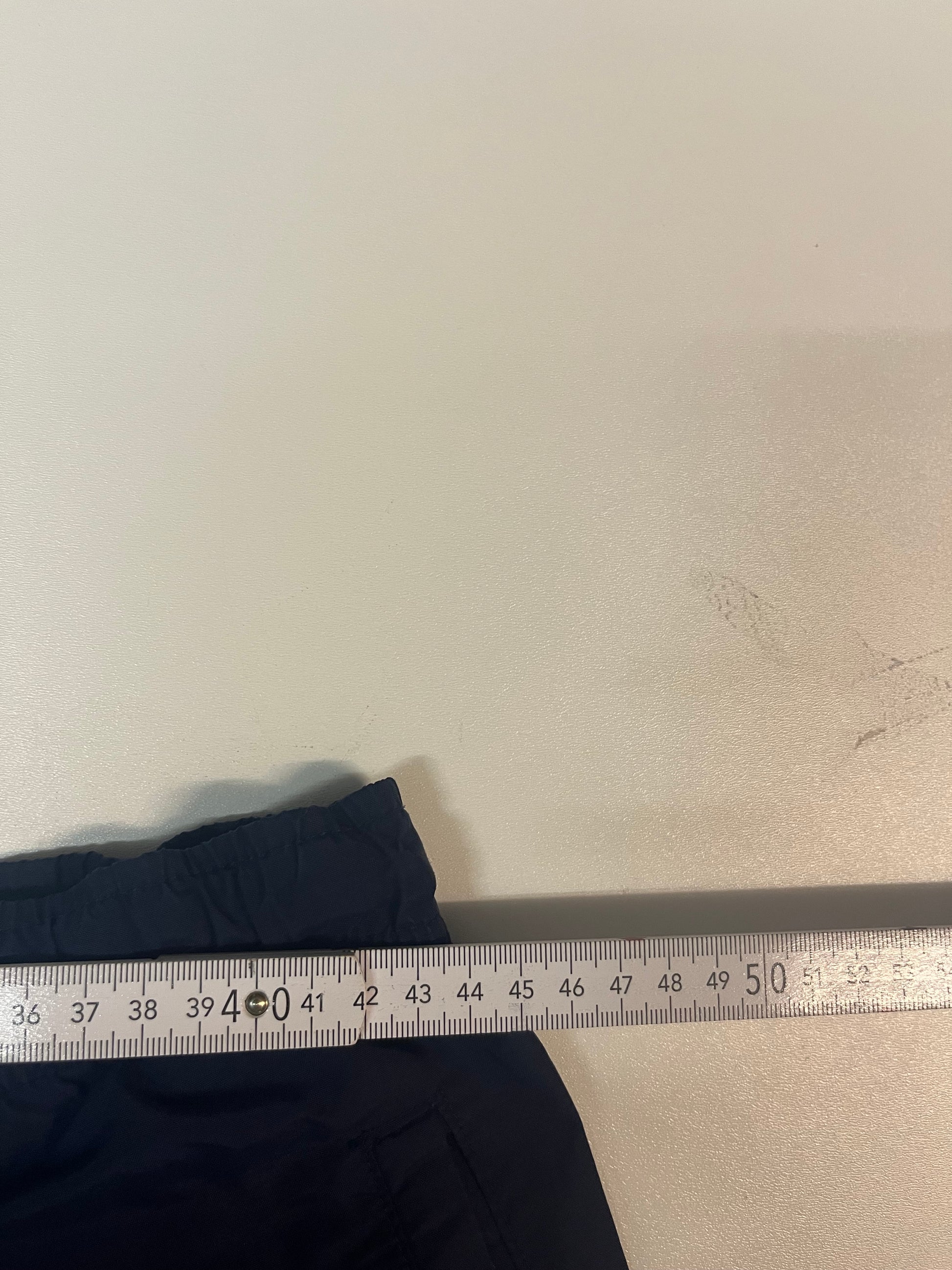 Entdecke unsere Vintage Track Pants von Nike und anderen Marken, erhältlich bei Valuxery.de - Dein Shop für trendige Vintage - Kleidung. Unsere Track Pants sind aus hochwertigen Materialien und