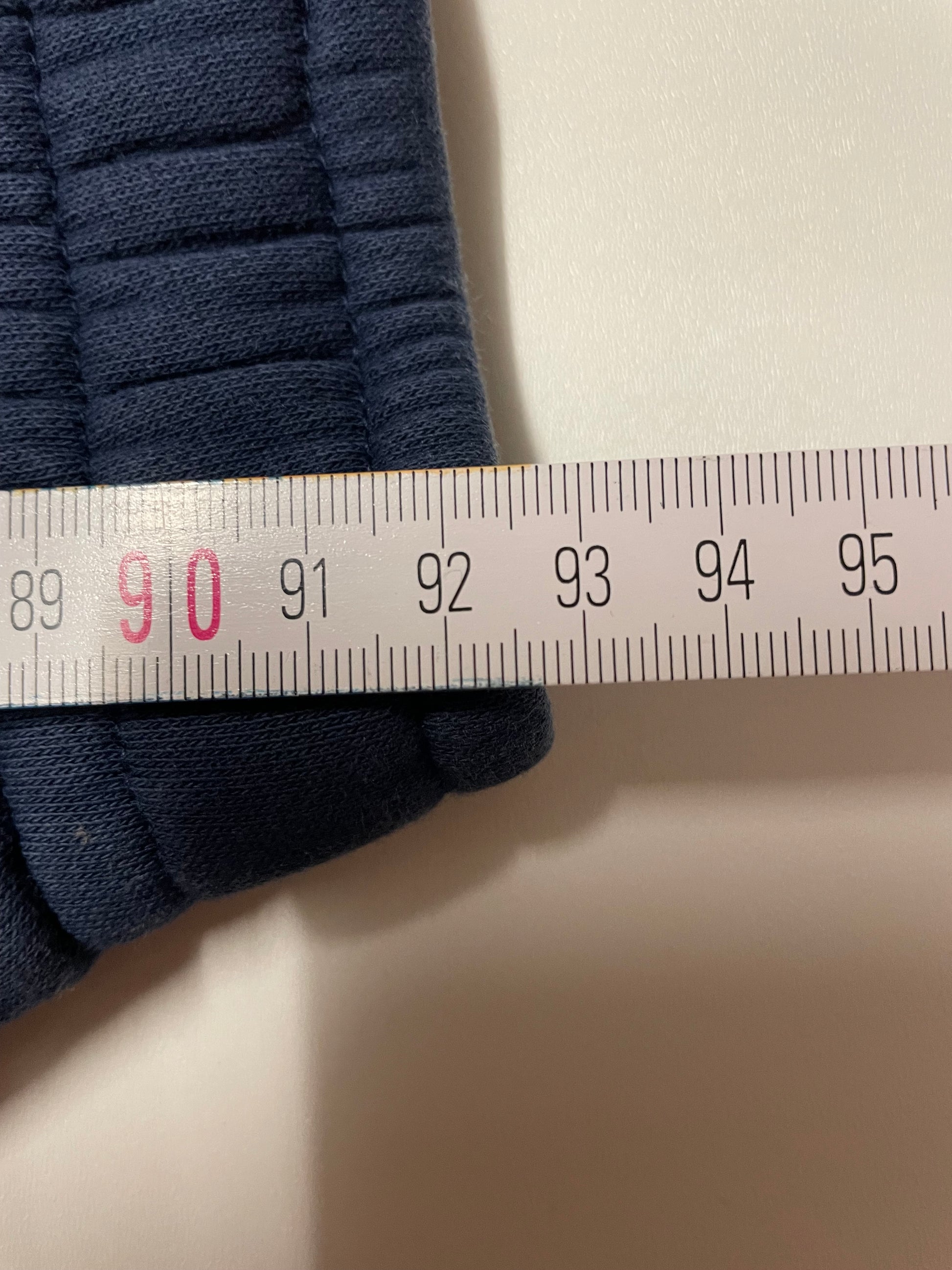 Entdecke unsere Vintage Track Pants von Nike und anderen Marken, erhältlich bei Valuxery.de - Dein Shop für trendige Vintage - Kleidung. Unsere Track Pants sind aus hochwertigen Materialien und