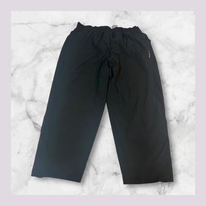 Entdecke unsere Vintage Track Pants von Nike und anderen Marken, erhältlich bei Valuxery.de - Dein Shop für trendige Vintage - Kleidung. Unsere Track Pants sind aus hochwertigen Materialien und