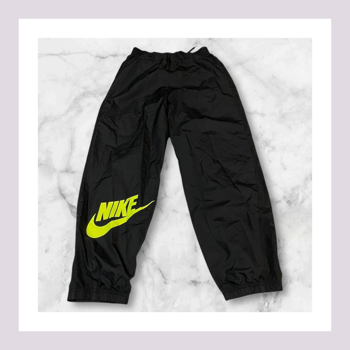 Entdecke unsere Vintage Track Pants von Nike und anderen Marken, erhältlich bei Valuxery.de - Dein Shop für trendige Vintage - Kleidung. Unsere Track Pants sind aus hochwertigen Materialien und