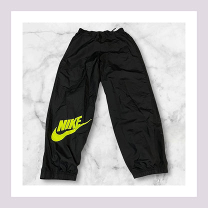 Entdecke unsere Vintage Track Pants von Nike und anderen Marken, erhältlich bei Valuxery.de - Dein Shop für trendige Vintage - Kleidung. Unsere Track Pants sind aus hochwertigen Materialien und