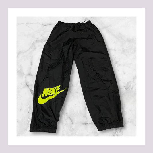 Entdecke unsere Vintage Track Pants von Nike und anderen Marken, erhältlich bei Valuxery.de - Dein Shop für trendige Vintage - Kleidung. Unsere Track Pants sind aus hochwertigen Materialien und