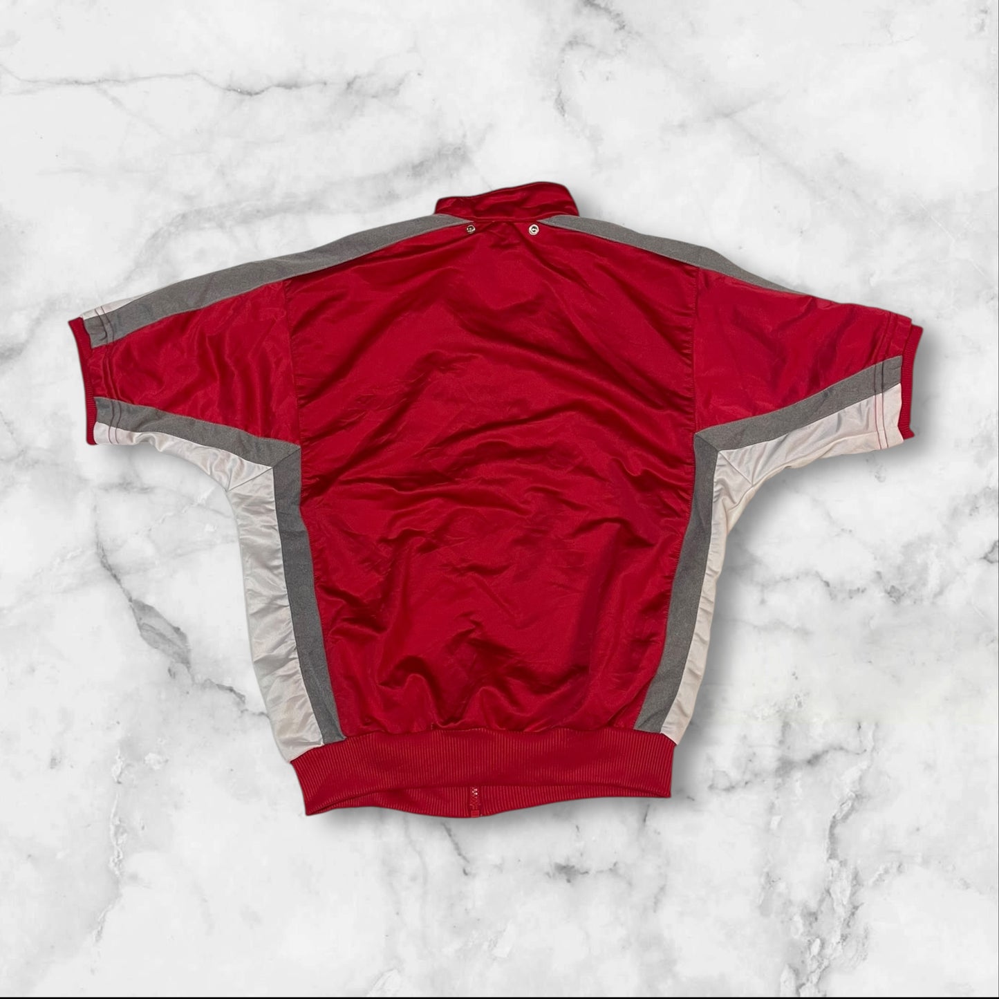 Entdecke unsere Vintage Track Pants von Nike und anderen Marken, erhältlich bei Valuxery.de - Dein Shop für trendige Vintage - Kleidung. Unsere Track Pants sind aus hochwertigen Materialien und