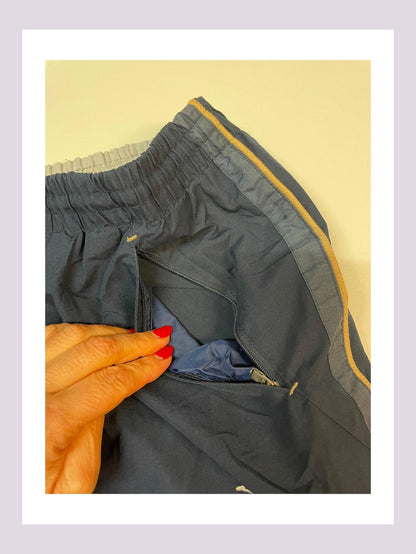 Entdecke unsere Vintage Track Pants von Nike und anderen Marken, erhältlich bei Valuxery.de - Dein Shop für trendige Vintage - Kleidung. Unsere Track Pants sind aus hochwertigen Materialien und