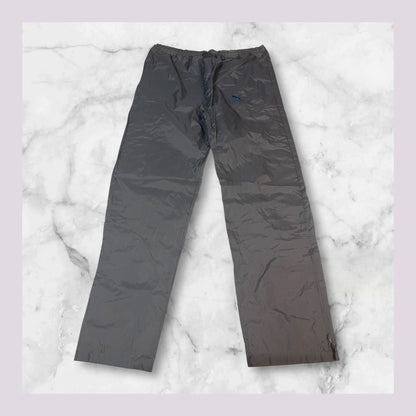 Entdecke unsere Vintage Track Pants von Nike und anderen Marken, erhältlich bei Valuxery.de - Dein Shop für trendige Vintage - Kleidung. Unsere Track Pants sind aus hochwertigen Materialien und