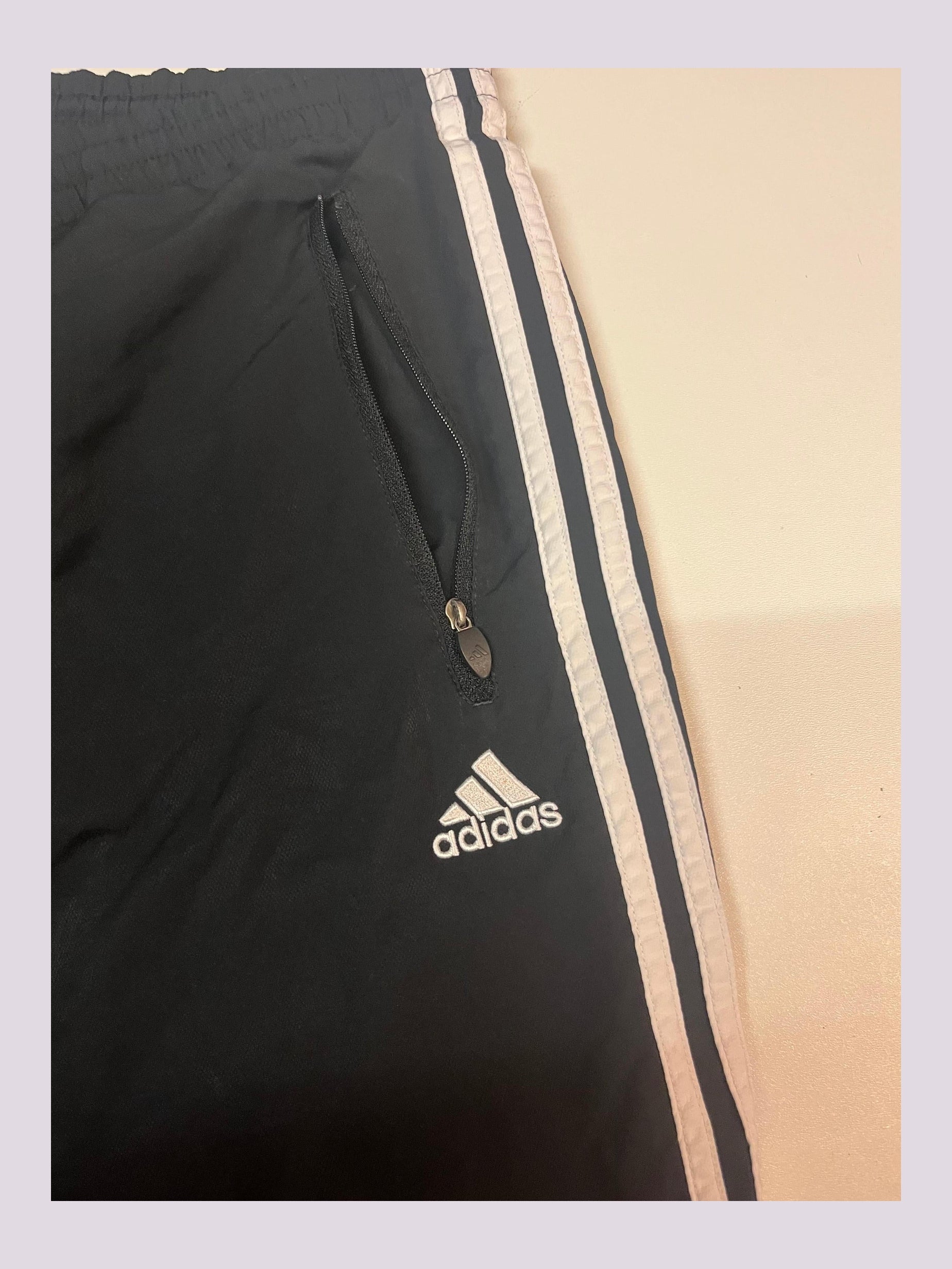 Entdecke unsere Vintage Track Pants von Nike und anderen Marken, erhältlich bei Valuxery.de - Dein Shop für trendige Vintage - Kleidung. Unsere Track Pants sind aus hochwertigen Materialien und