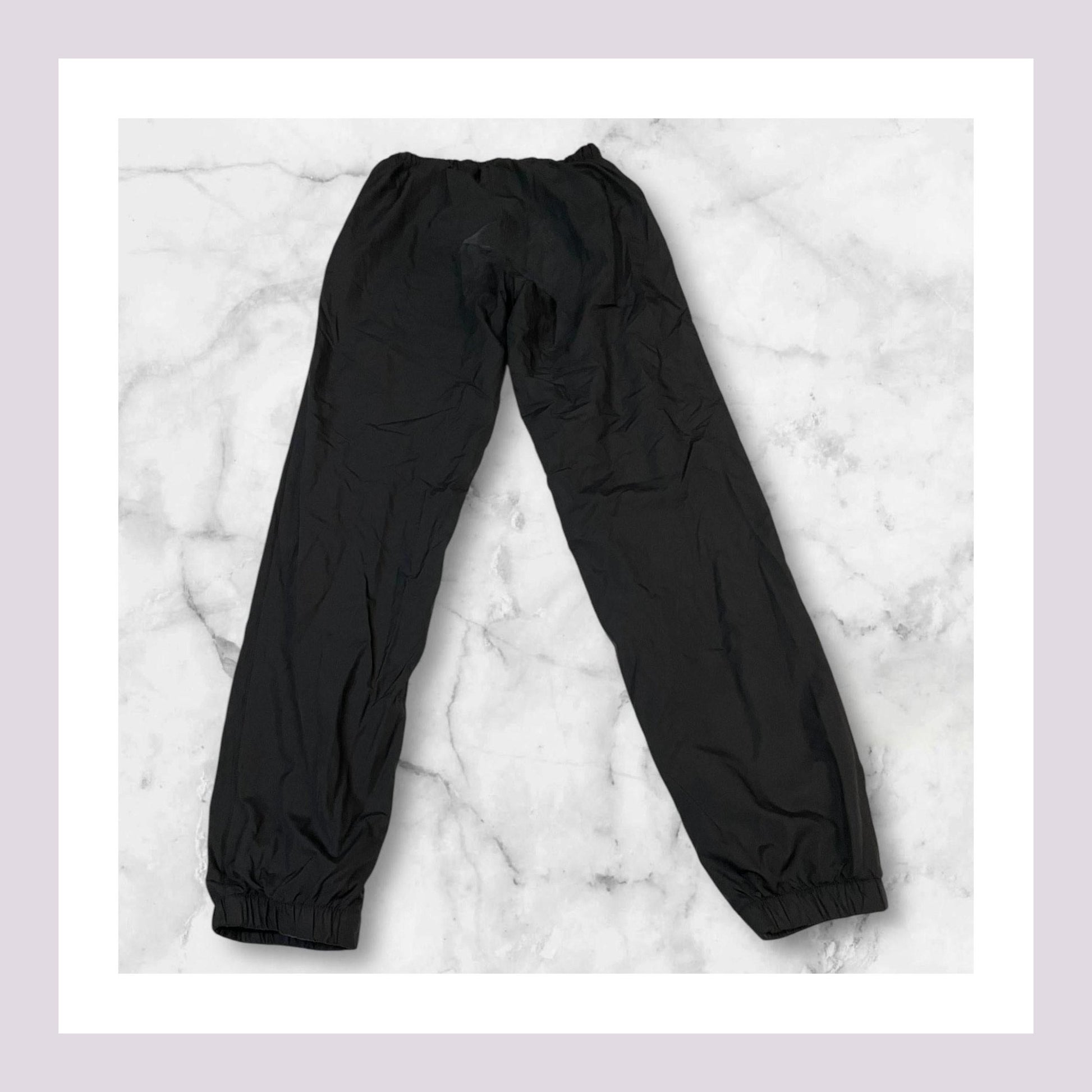 Entdecke unsere Vintage Track Pants von Nike und anderen Marken, erhältlich bei Valuxery.de - Dein Shop für trendige Vintage - Kleidung. Unsere Track Pants sind aus hochwertigen Materialien und