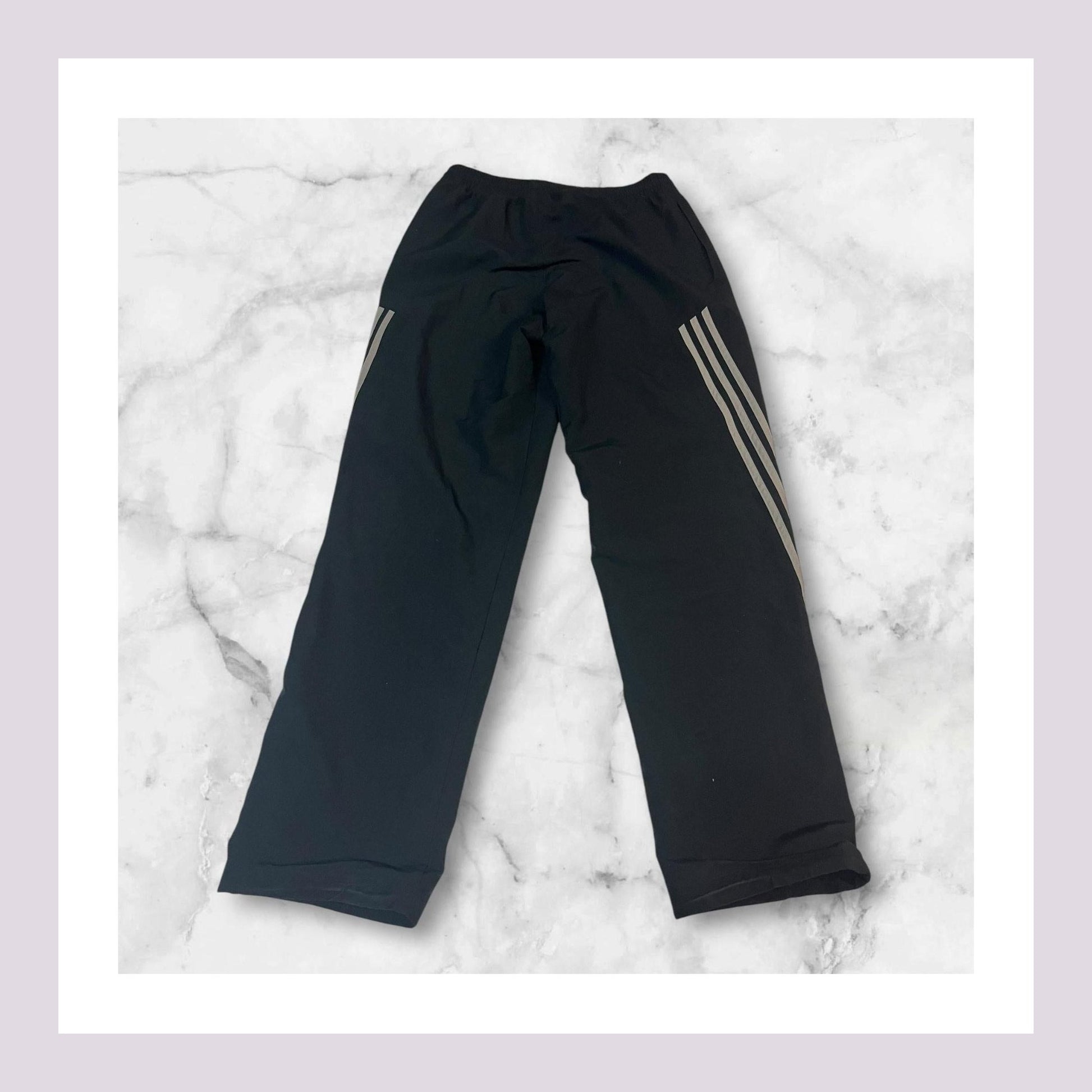 Entdecke unsere Vintage Track Pants von Nike und anderen Marken, erhältlich bei Valuxery.de - Dein Shop für trendige Vintage - Kleidung. Unsere Track Pants sind aus hochwertigen Materialien und