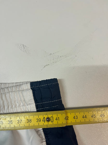 Entdecke unsere Vintage Track Pants von Nike und anderen Marken, erhältlich bei Valuxery.de - Dein Shop für trendige Vintage - Kleidung. Unsere Track Pants sind aus hochwertigen Materialien und