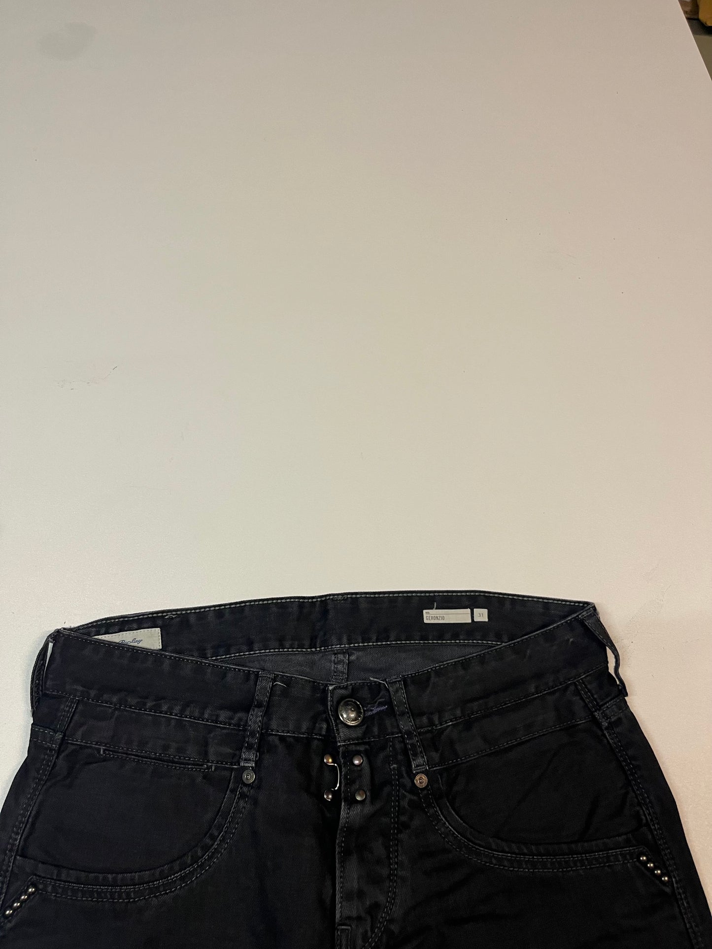 Entdecke unsere Vintage Track Pants von Nike und anderen Marken, erhältlich bei Valuxery.de - Dein Shop für trendige Vintage - Kleidung. Unsere Track Pants sind aus hochwertigen Materialien und