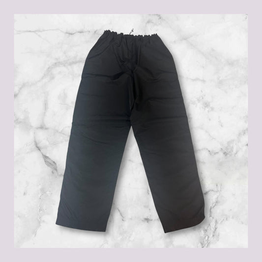 Entdecke unsere Vintage Track Pants von Nike und anderen Marken, erhältlich bei Valuxery.de - Dein Shop für trendige Vintage - Kleidung. Unsere Track Pants sind aus hochwertigen Materialien und