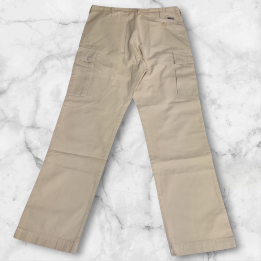 Entdecke unsere Vintage Track Pants von Nike und anderen Marken, erhältlich bei Valuxery.de - Dein Shop für trendige Vintage - Kleidung. Unsere Track Pants sind aus hochwertigen Materialien und