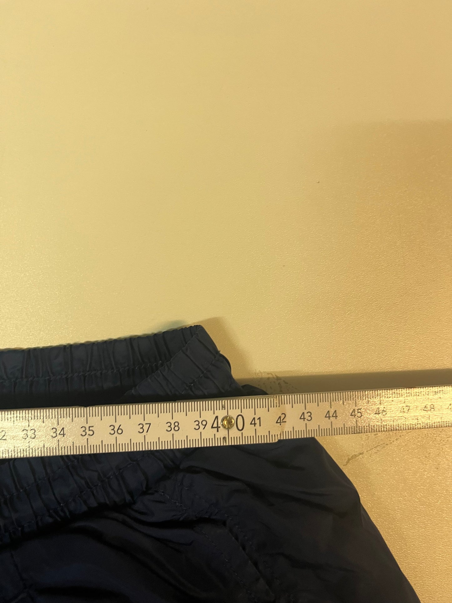 Entdecke unsere Vintage Track Pants von Nike und anderen Marken, erhältlich bei Valuxery.de - Dein Shop für trendige Vintage - Kleidung. Unsere Track Pants sind aus hochwertigen Materialien und