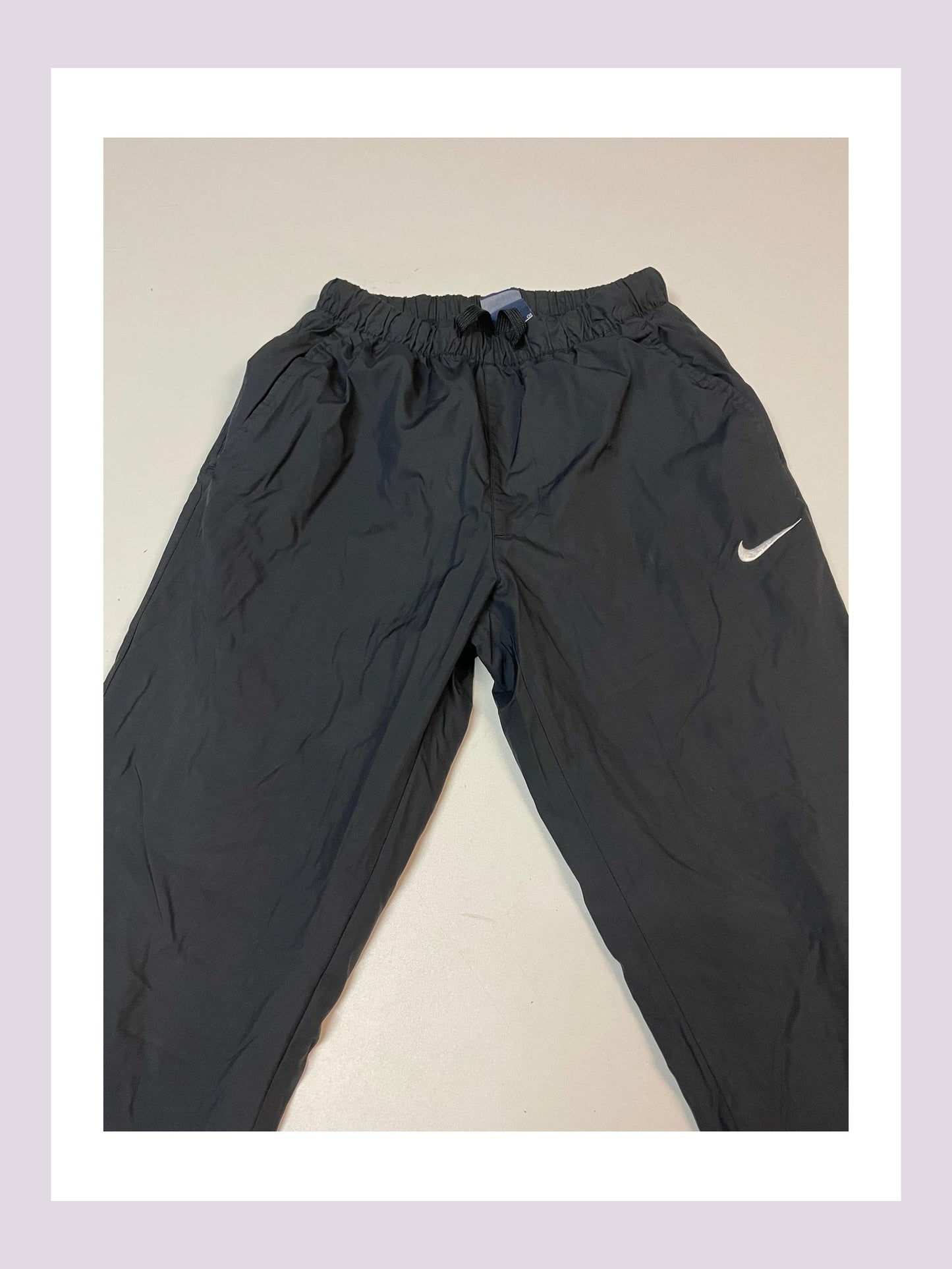 Entdecke unsere Vintage Track Pants von Nike und anderen Marken, erhältlich bei Valuxery.de - Dein Shop für trendige Vintage - Kleidung. Unsere Track Pants sind aus hochwertigen Materialien und