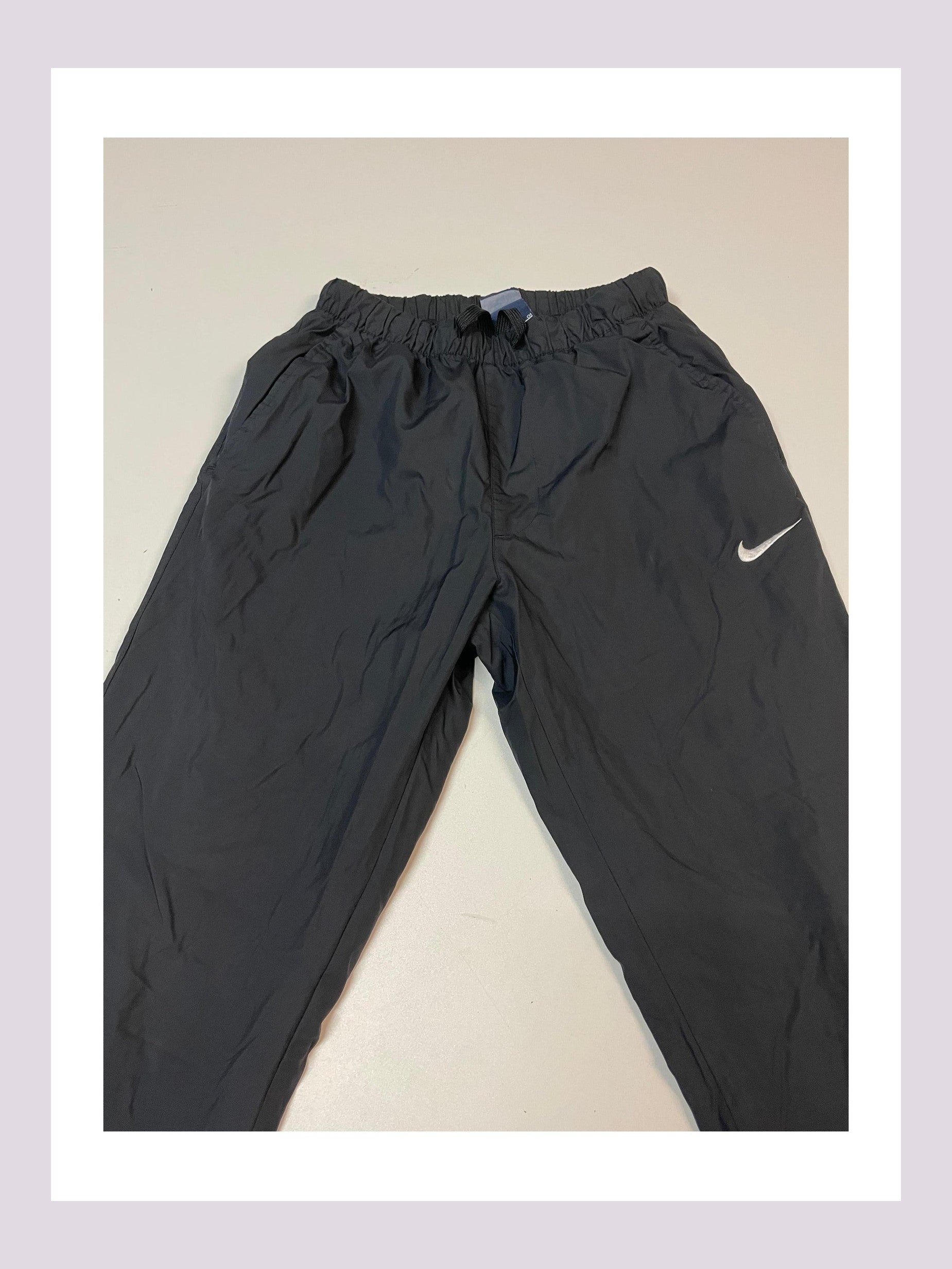 Entdecke unsere Vintage Track Pants von Nike und anderen Marken, erhältlich bei Valuxery.de - Dein Shop für trendige Vintage - Kleidung. Unsere Track Pants sind aus hochwertigen Materialien und