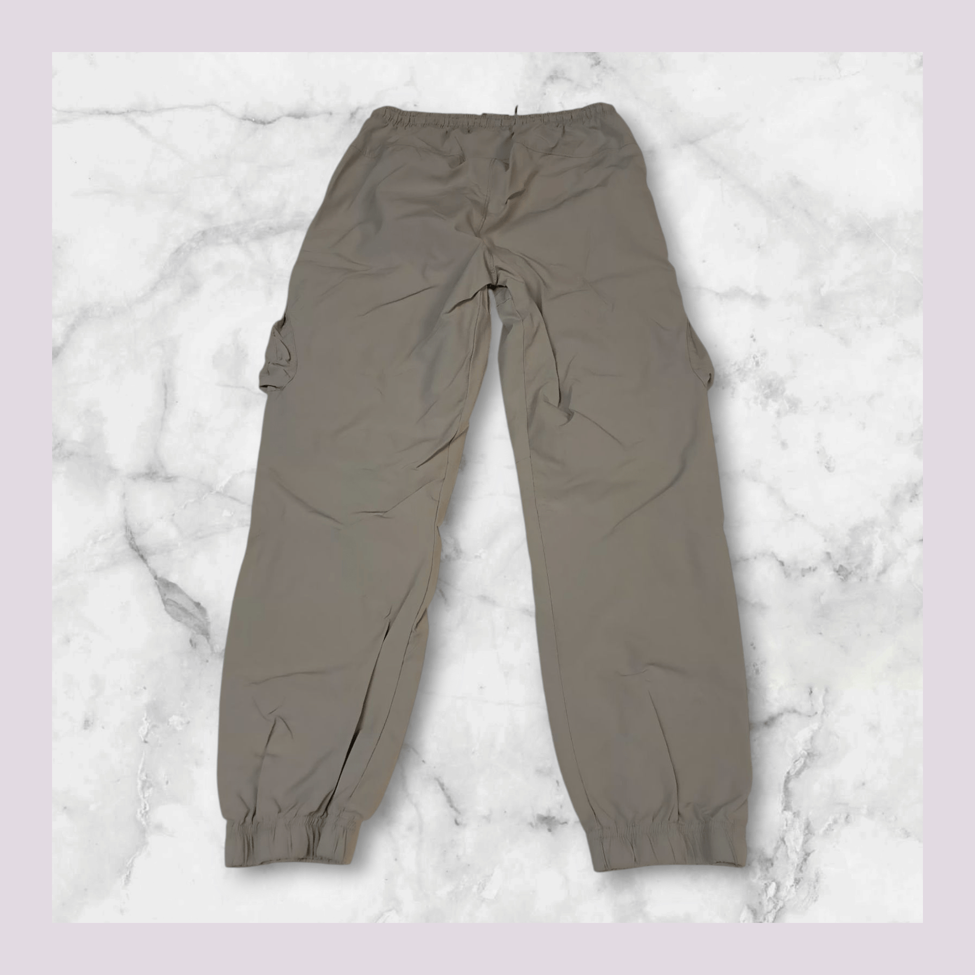 Entdecke unsere Vintage Track Pants von Nike und anderen Marken, erhältlich bei Valuxery.de - Dein Shop für trendige Vintage - Kleidung. Unsere Track Pants sind aus hochwertigen Materialien und