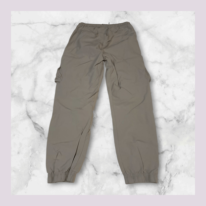 Entdecke unsere Vintage Track Pants von Nike und anderen Marken, erhältlich bei Valuxery.de - Dein Shop für trendige Vintage - Kleidung. Unsere Track Pants sind aus hochwertigen Materialien und