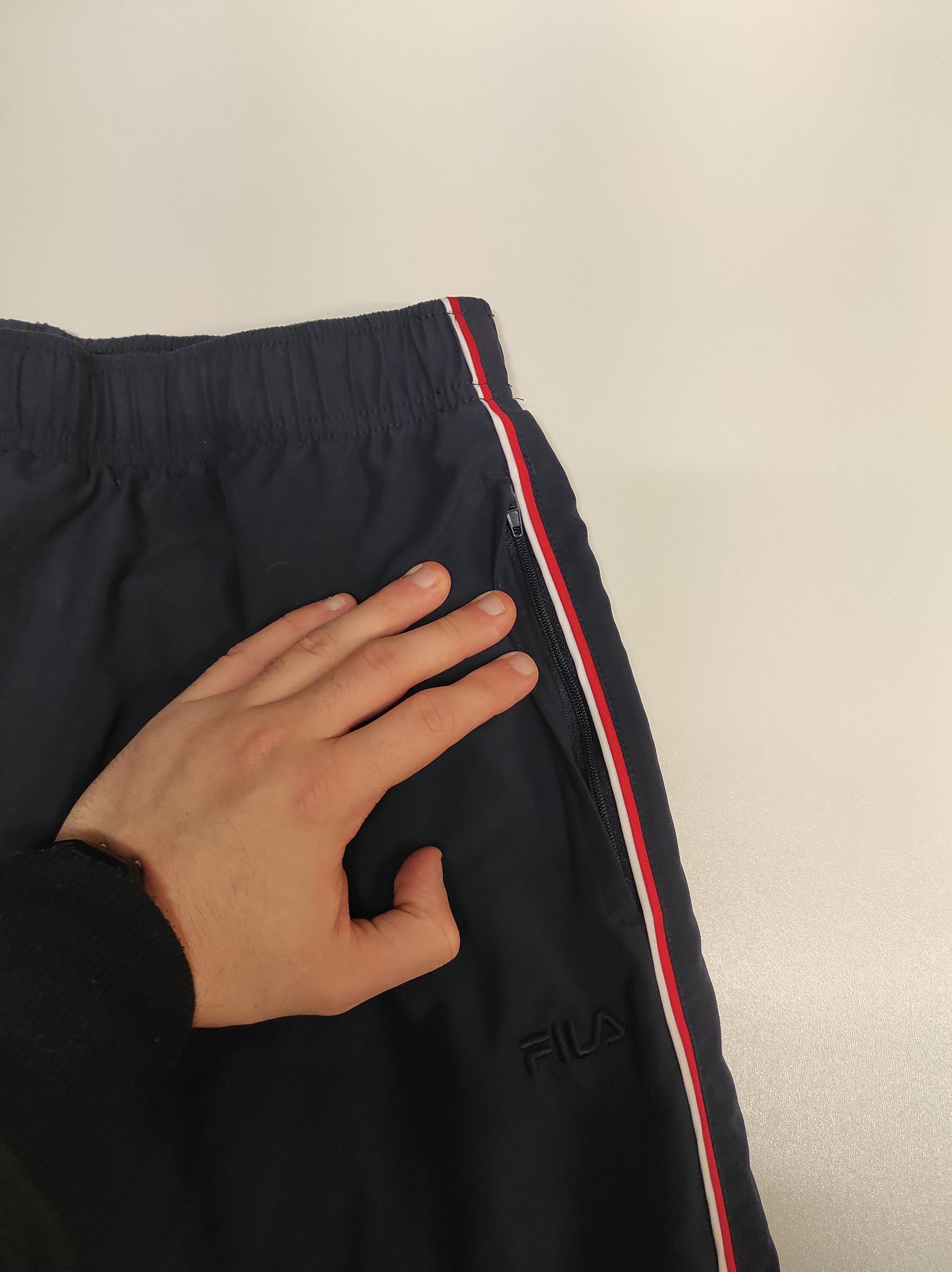 Entdecke unsere Vintage Track Pants von Nike und anderen Marken, erhältlich bei Valuxery.de - Dein Shop für trendige Vintage - Kleidung. Unsere Track Pants sind aus hochwertigen Materialien und