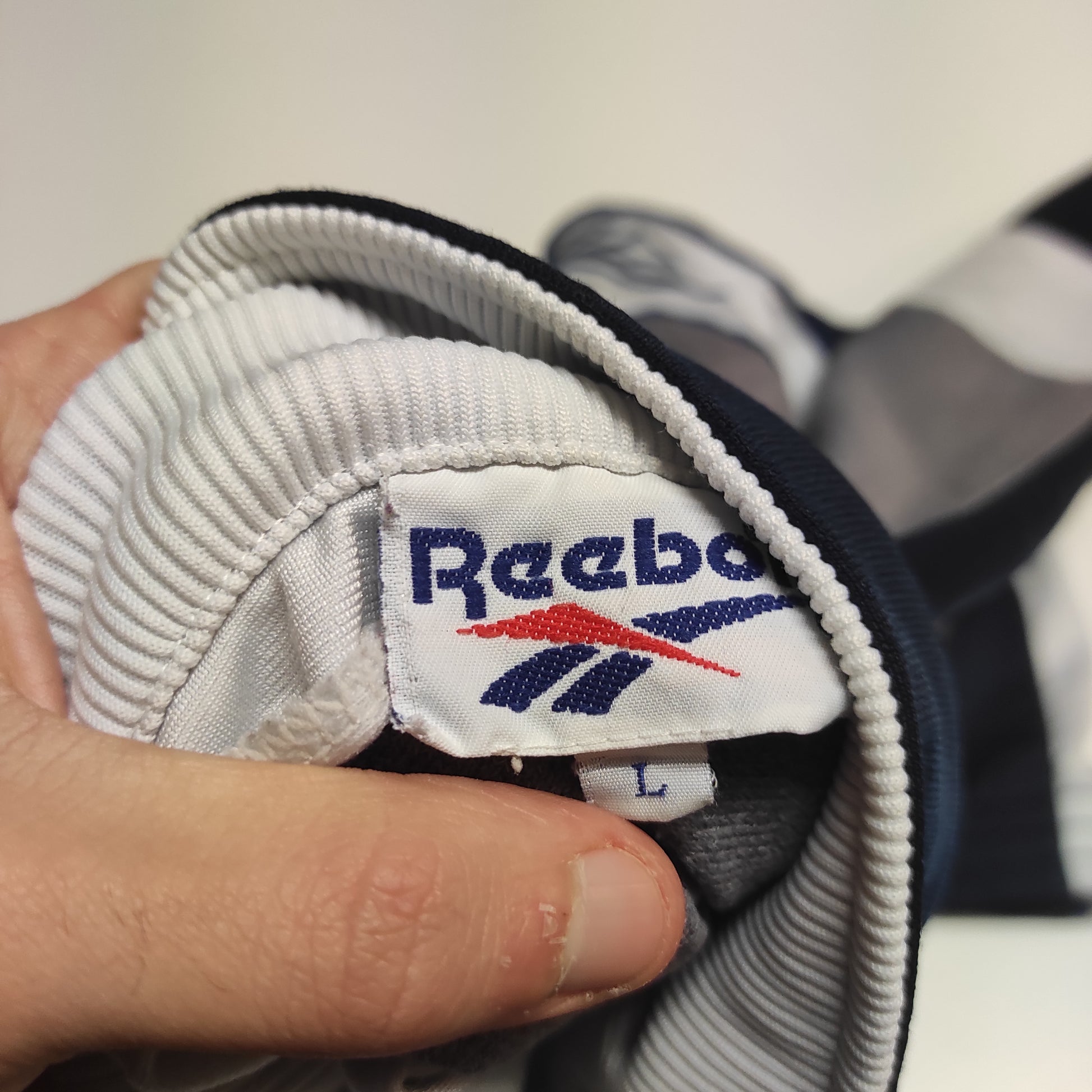 Entdecke unsere Vintage Track Pants von Nike und anderen Marken, erhältlich bei Valuxery.de - Dein Shop für trendige Vintage - Kleidung. Unsere Track Pants sind aus hochwertigen Materialien und