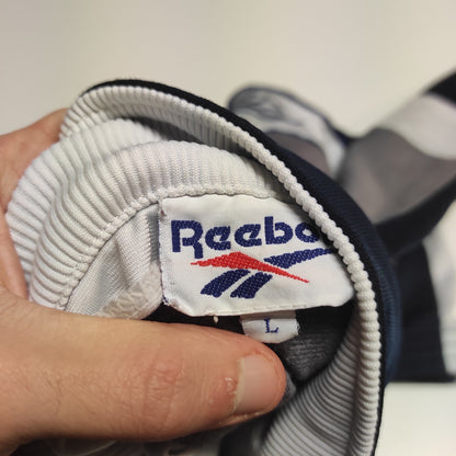 Entdecke unsere Vintage Track Pants von Nike und anderen Marken, erhältlich bei Valuxery.de - Dein Shop für trendige Vintage - Kleidung. Unsere Track Pants sind aus hochwertigen Materialien und