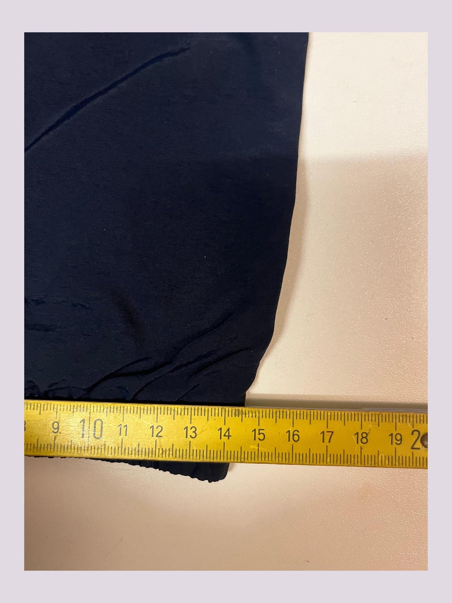 Entdecke unsere Vintage Track Pants von Nike und anderen Marken, erhältlich bei Valuxery.de - Dein Shop für trendige Vintage - Kleidung. Unsere Track Pants sind aus hochwertigen Materialien und