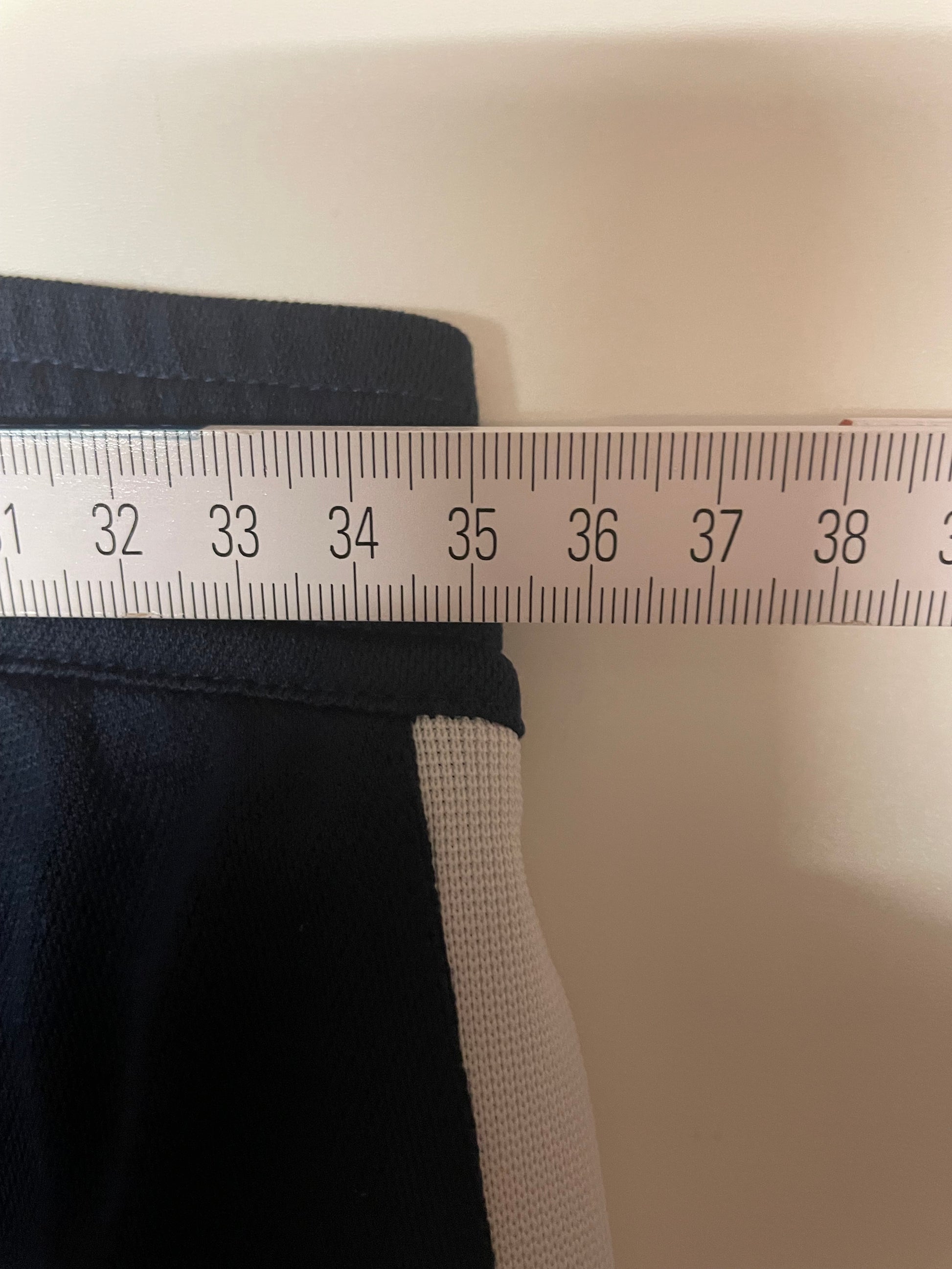 Entdecke unsere Vintage Track Pants von Nike und anderen Marken, erhältlich bei Valuxery.de - Dein Shop für trendige Vintage - Kleidung. Unsere Track Pants sind aus hochwertigen Materialien und