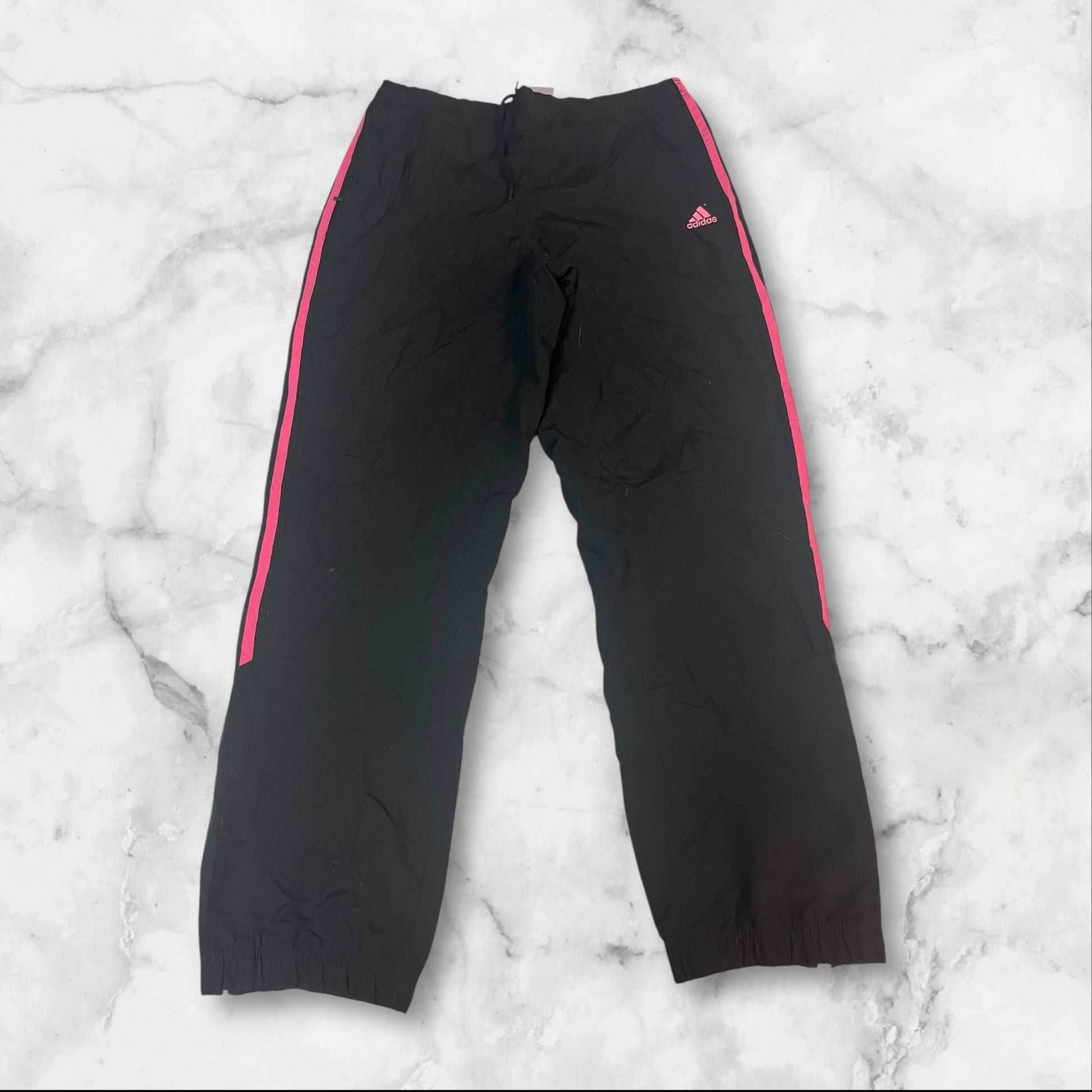Entdecke unsere Vintage Track Pants von Nike und anderen Marken, erhältlich bei Valuxery.de - Dein Shop für trendige Vintage - Kleidung. Unsere Track Pants sind aus hochwertigen Materialien und