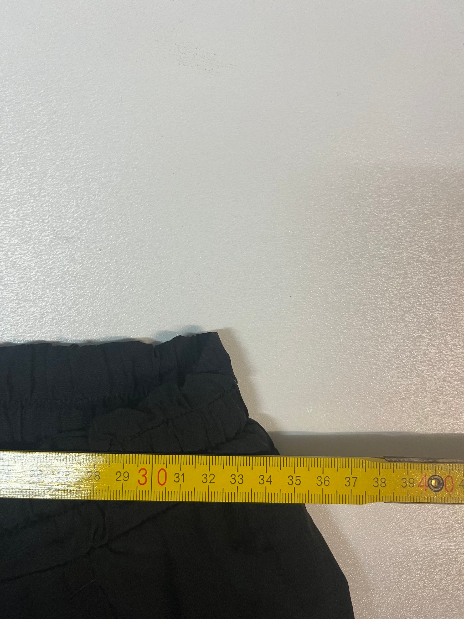 Entdecke unsere Vintage Track Pants von Nike und anderen Marken, erhältlich bei Valuxery.de - Dein Shop für trendige Vintage - Kleidung. Unsere Track Pants sind aus hochwertigen Materialien und