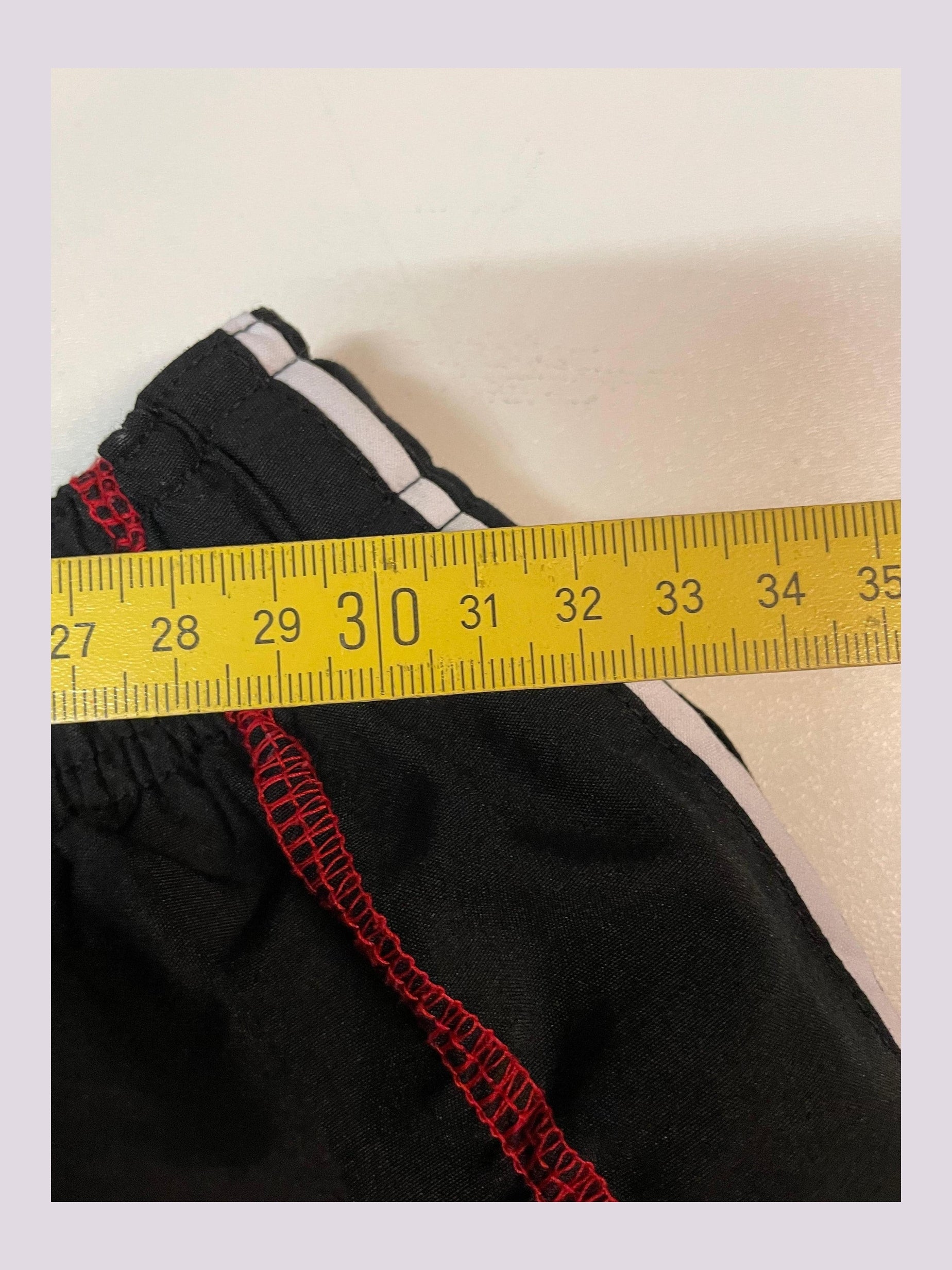 Entdecke unsere Vintage Track Pants von Nike und anderen Marken, erhältlich bei Valuxery.de - Dein Shop für trendige Vintage - Kleidung. Unsere Track Pants sind aus hochwertigen Materialien und