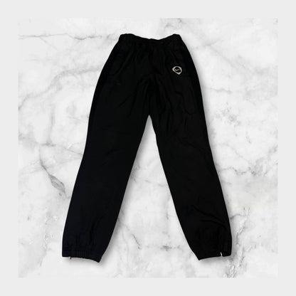 Entdecke unsere Vintage Track Pants von Nike und anderen Marken, erhältlich bei Valuxery.de - Dein Shop für trendige Vintage - Kleidung. Unsere Track Pants sind aus hochwertigen Materialien und