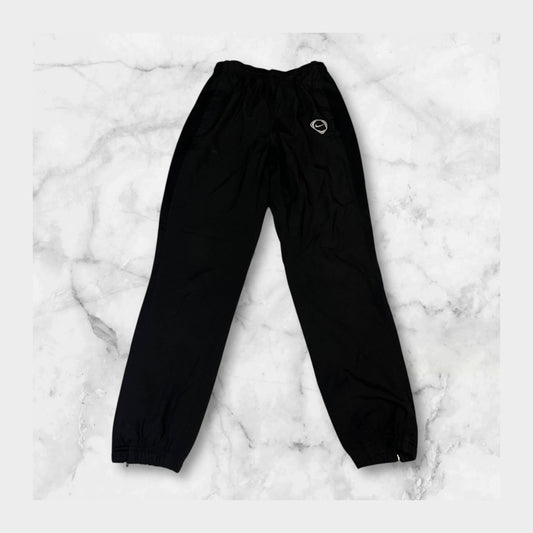 Entdecke unsere Vintage Track Pants von Nike und anderen Marken, erhältlich bei Valuxery.de - Dein Shop für trendige Vintage - Kleidung. Unsere Track Pants sind aus hochwertigen Materialien und