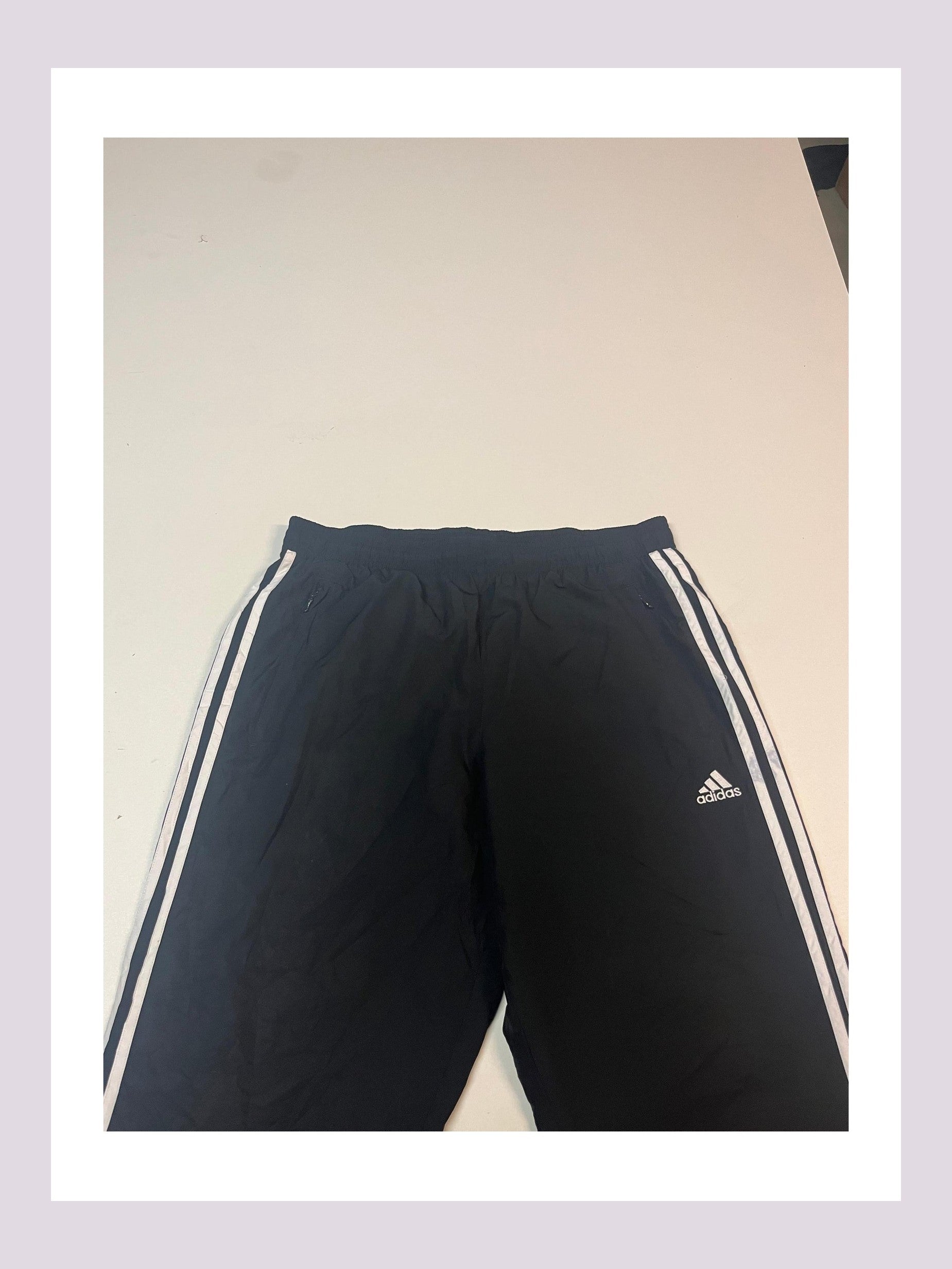Entdecke unsere Vintage Track Pants von Nike und anderen Marken, erhältlich bei Valuxery.de - Dein Shop für trendige Vintage - Kleidung. Unsere Track Pants sind aus hochwertigen Materialien und
