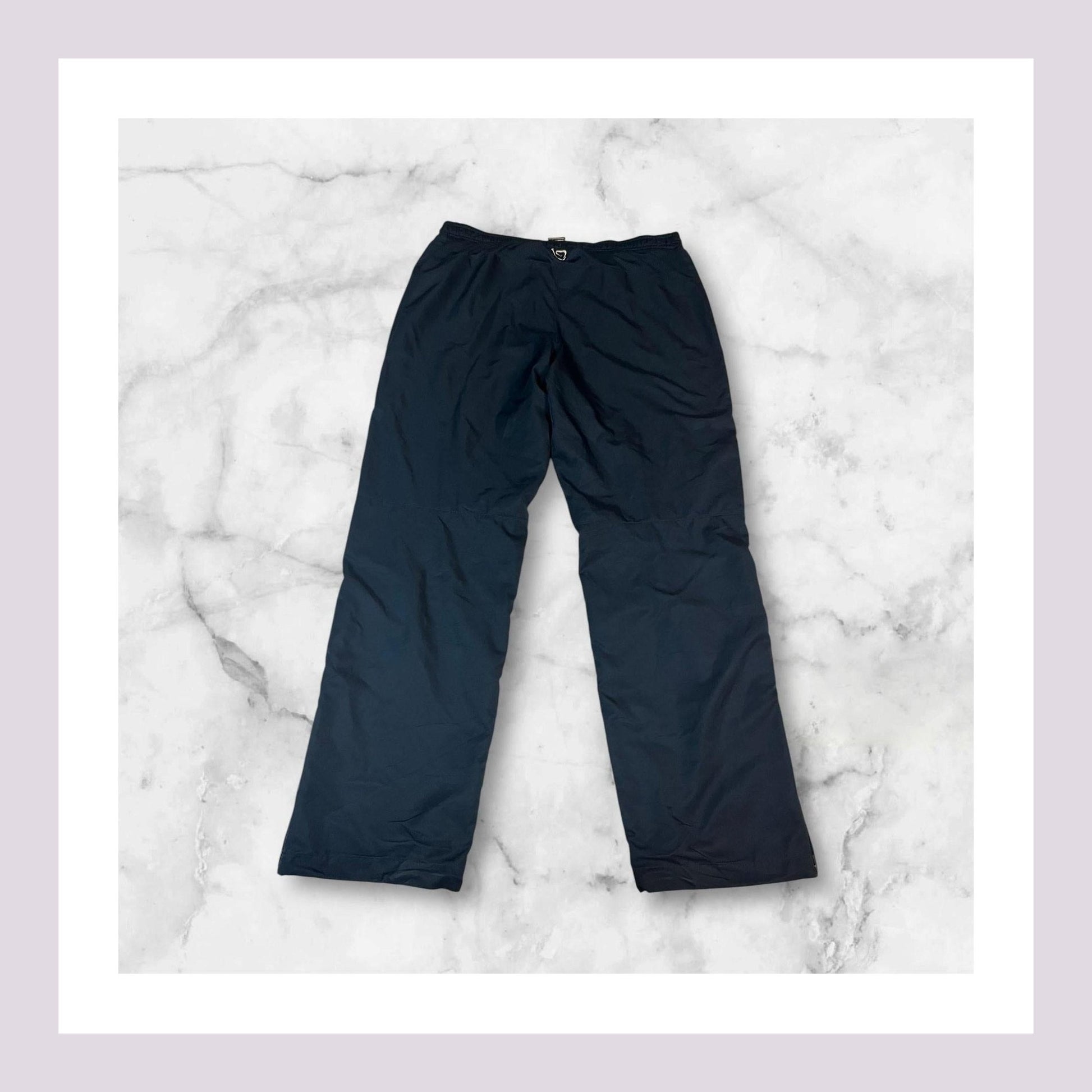 Entdecke unsere Vintage Track Pants von Nike und anderen Marken, erhältlich bei Valuxery.de - Dein Shop für trendige Vintage - Kleidung. Unsere Track Pants sind aus hochwertigen Materialien und