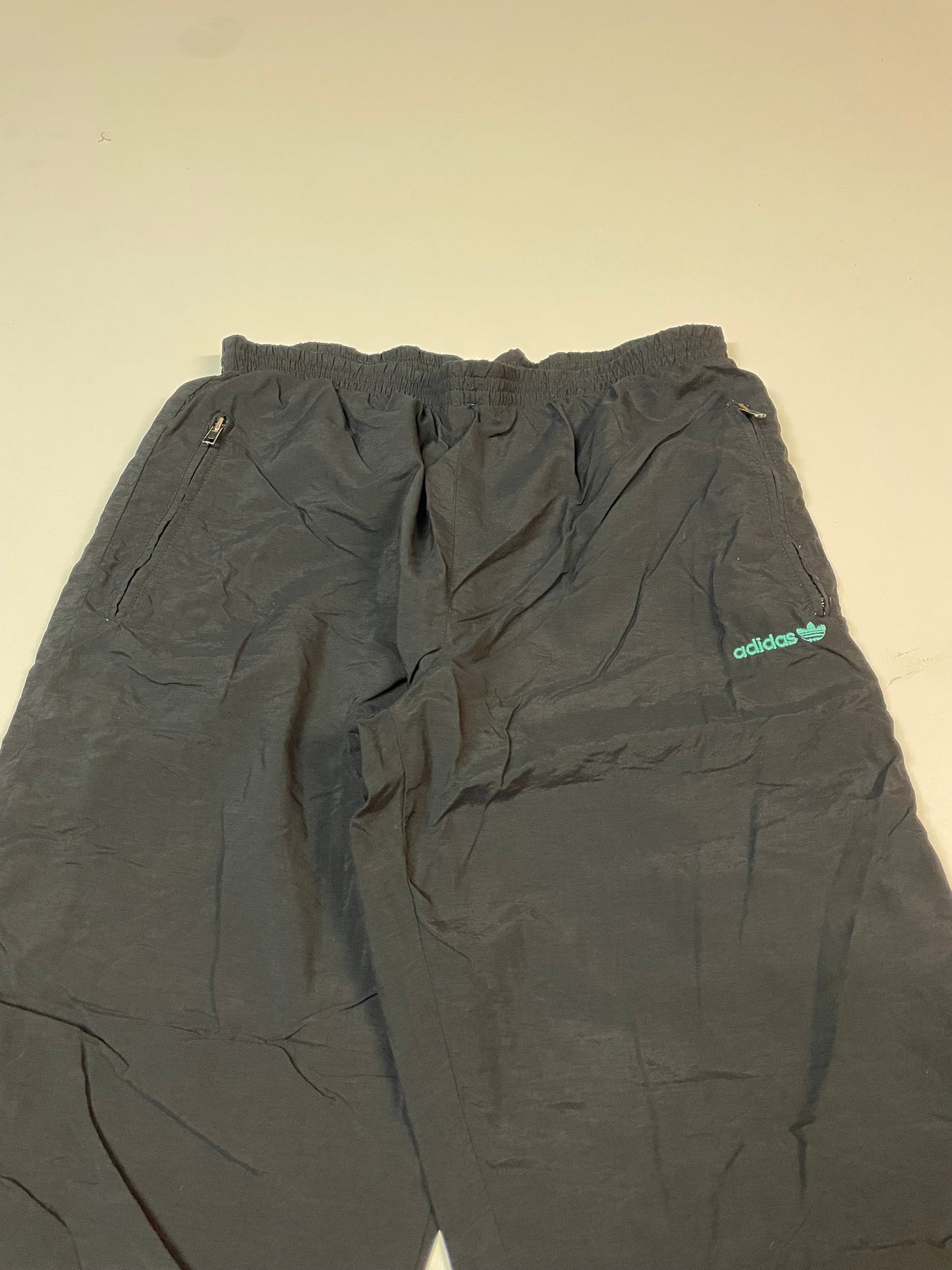 Entdecke unsere Vintage Track Pants von Nike und anderen Marken, erhältlich bei Valuxery.de - Dein Shop für trendige Vintage - Kleidung. Unsere Track Pants sind aus hochwertigen Materialien und
