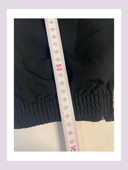 Entdecke unsere Vintage Track Pants von Nike und anderen Marken, erhältlich bei Valuxery.de - Dein Shop für trendige Vintage - Kleidung. Unsere Track Pants sind aus hochwertigen Materialien und