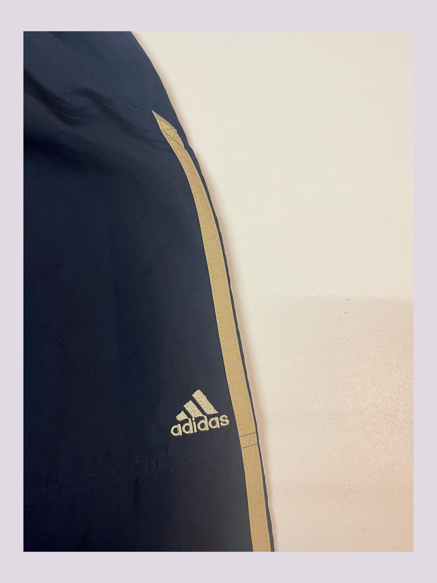 Entdecke unsere Vintage Track Pants von Nike und anderen Marken, erhältlich bei Valuxery.de - Dein Shop für trendige Vintage - Kleidung. Unsere Track Pants sind aus hochwertigen Materialien und